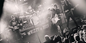 マネスキンのトーマス・ラッジ×トム・モレロら超一流が集結「ロックンロール復活祭」LA現地レポート