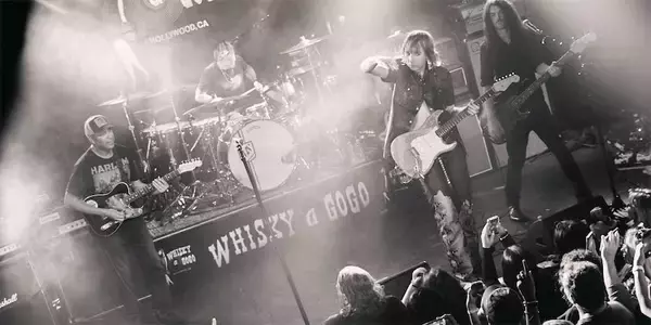 マネスキンのトーマス・ラッジ×トム・モレロら超一流が集結「ロックンロール復活祭」LA現地レポート