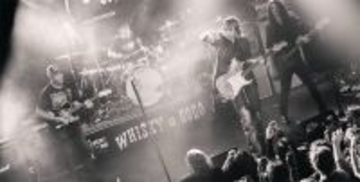 マネスキンのトーマス・ラッジ×トム・モレロら超一流が集結「ロックンロール復活祭」LA現地レポート