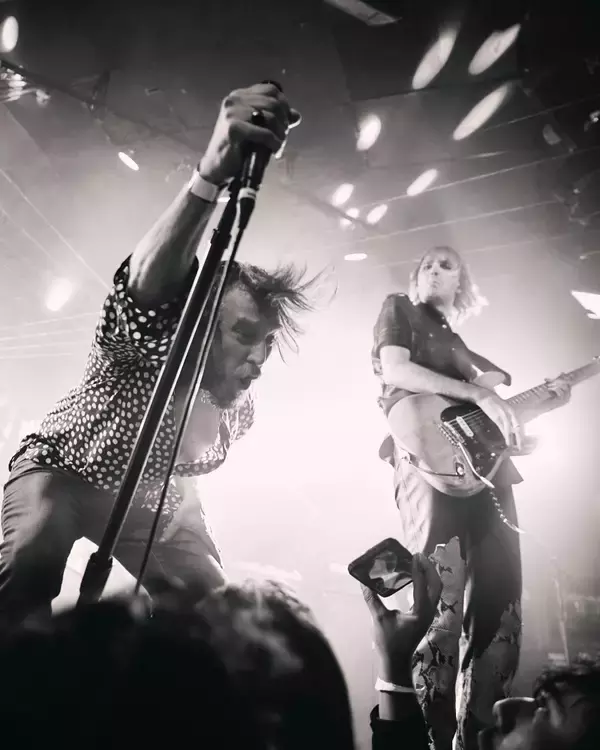 「マネスキンのトーマス・ラッジ×トム・モレロら超一流が集結「ロックンロール復活祭」LA現地レポート」の画像