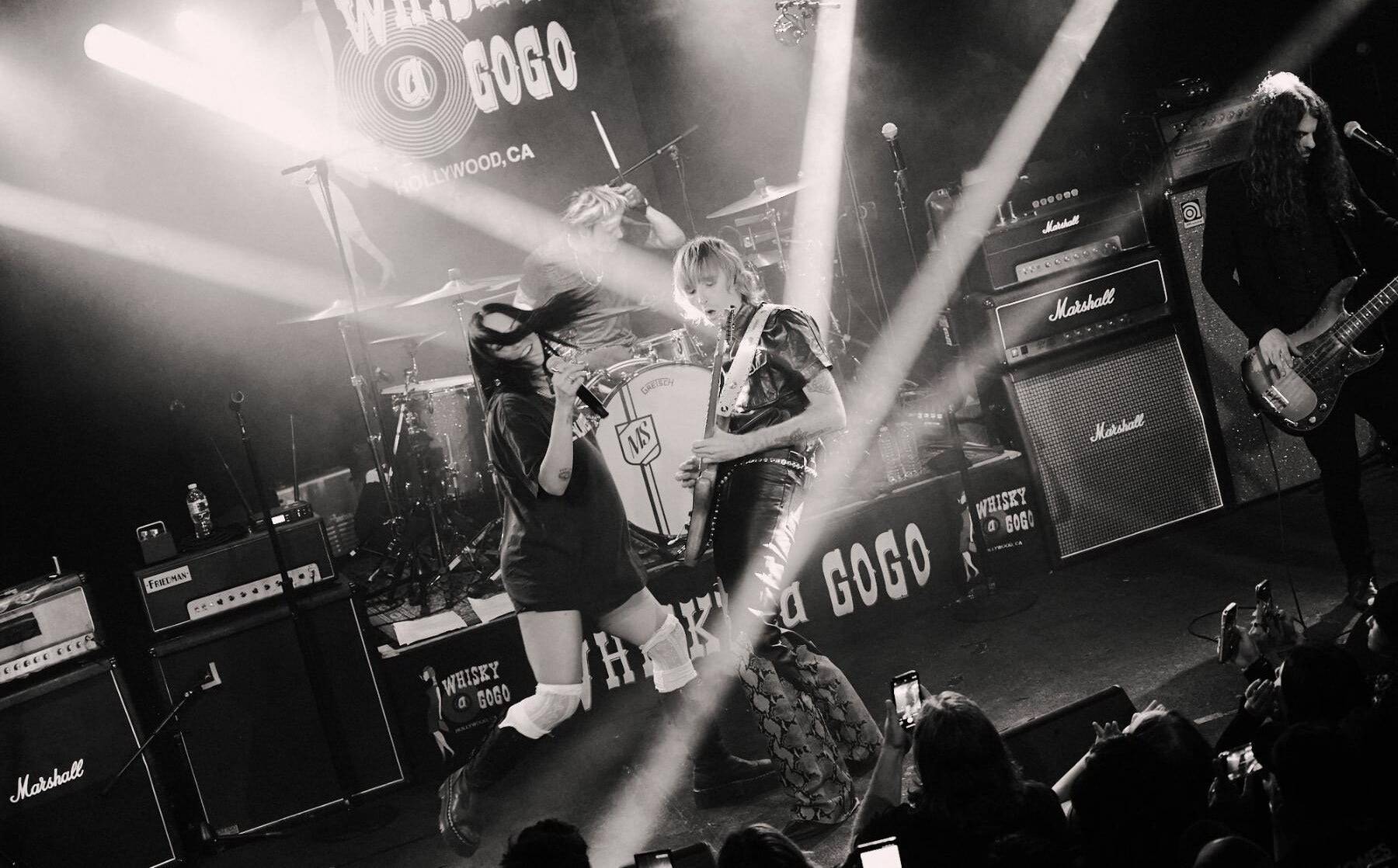 マネスキンのトーマス・ラッジ×トム・モレロら超一流が集結「ロックンロール復活祭」LA現地レポート