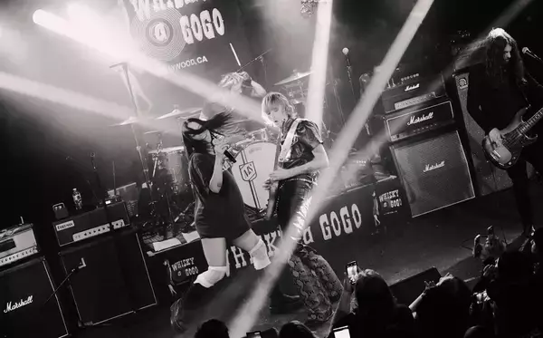 「マネスキンのトーマス・ラッジ×トム・モレロら超一流が集結「ロックンロール復活祭」LA現地レポート」の画像