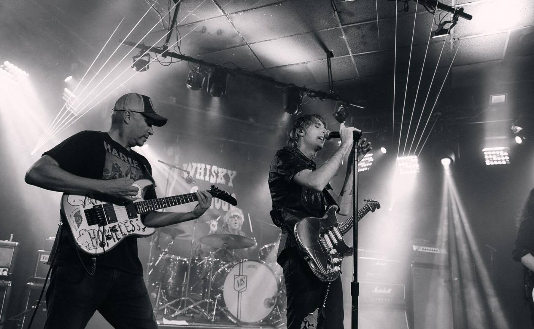 マネスキンのトーマス・ラッジ×トム・モレロら超一流が集結「ロックンロール復活祭」LA現地レポート