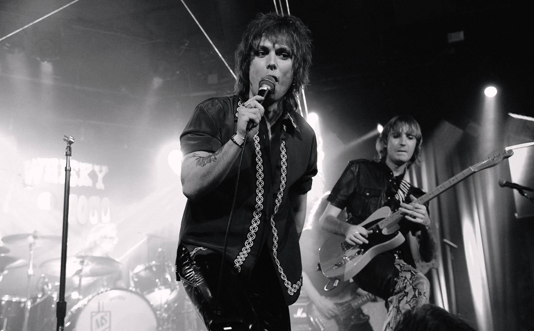 マネスキンのトーマス・ラッジ×トム・モレロら超一流が集結「ロックンロール復活祭」LA現地レポート