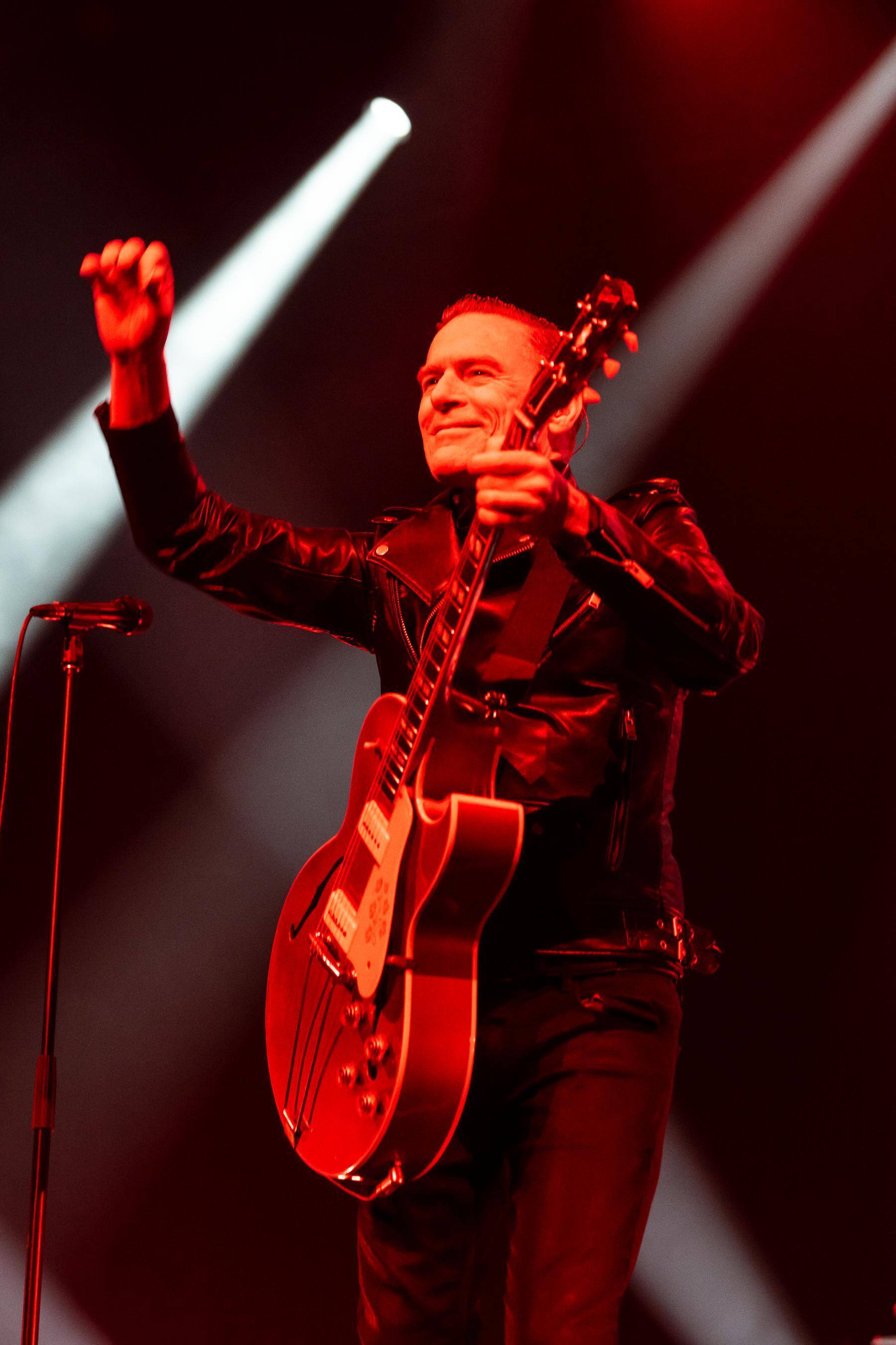 ブライアン・アダムスが語る日本への熱き想い、キャリア45年の現在地、政治家への怒り