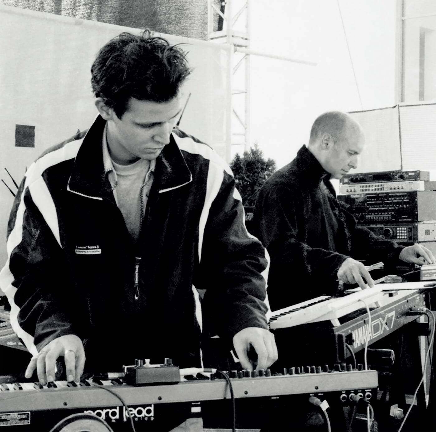 ブライアン・イーノとジャズの関係とは？　鬼才たちと実践した「非歓迎ジャズ」を再検証