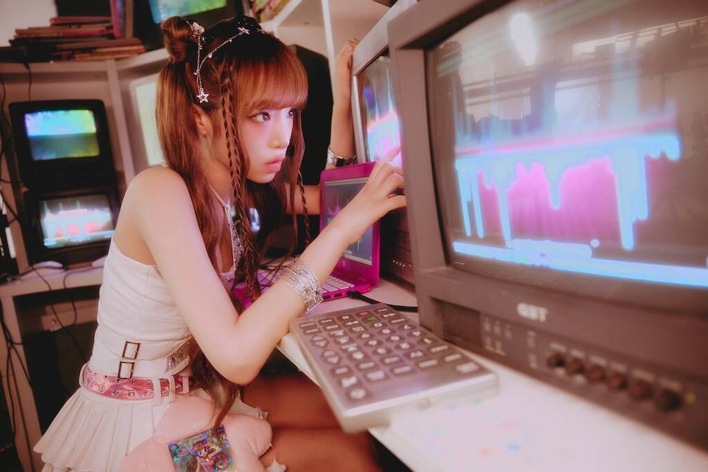 YENAが語る、初音ミクとの共演、バーチャルと現実の壁を越えたハイブリッドな表現