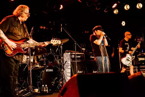 「パンクロックのカルチャーを体現──CIRCLE JERKS＆GORILLA BISCUITS、伝説が現在形で叩きつけた夜」の画像