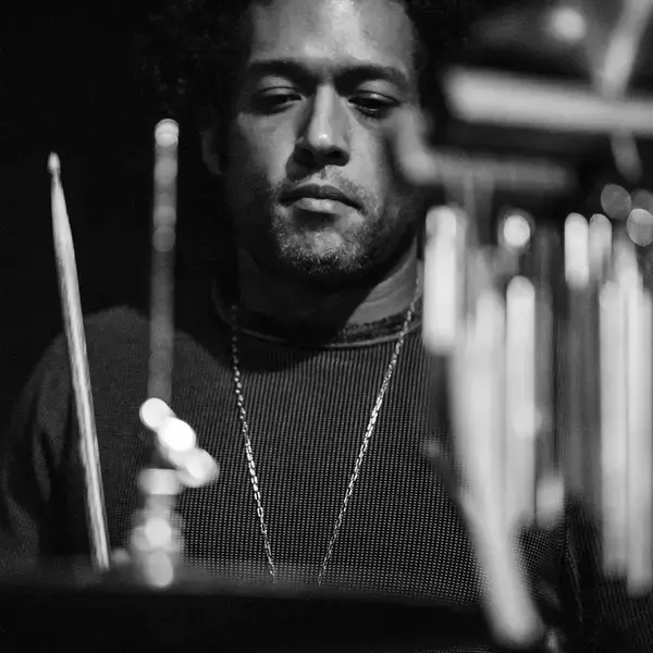 「マカヤ・マクレイヴン、現代ジャズの鬼才が語る「即興」「録音」「編集」の新次元」の画像