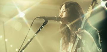 北海道ニセコ出身のシンガー・REJAY、クリスマスイブに鳴らした、喪失を抱きしめるための静かなファイトソング