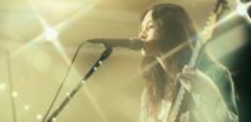 北海道ニセコ出身のシンガー・REJAY、クリスマスイブに鳴らした、喪失を抱きしめるための静かなファイトソング