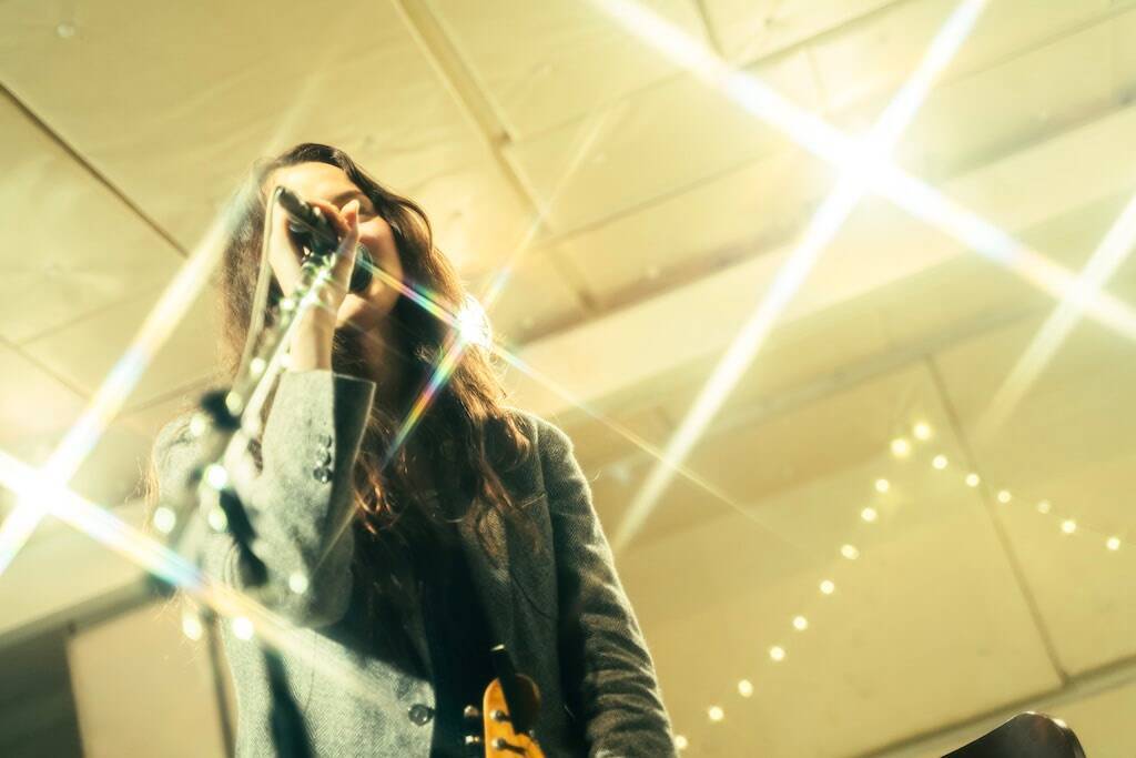 北海道ニセコ出身のシンガー・REJAY、クリスマスイブに鳴らした、喪失を抱きしめるための静かなファイトソング