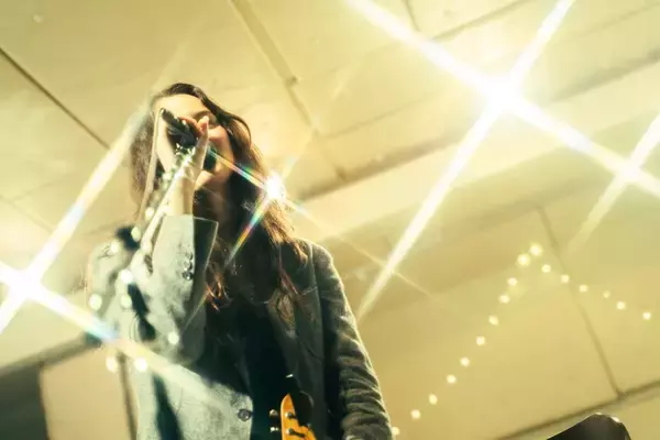 「北海道ニセコ出身のシンガー・REJAY、クリスマスイブに鳴らした、喪失を抱きしめるための静かなファイトソング」の画像