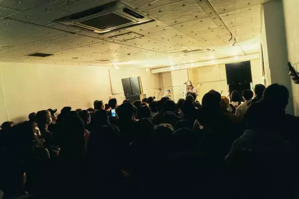 「北海道ニセコ出身のシンガー・REJAY、クリスマスイブに鳴らした、喪失を抱きしめるための静かなファイトソング」の画像