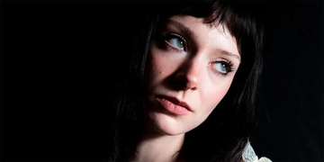 ホリー・ハンバーストーン『Cruel World』みずから楽曲解説　テイラーやオリヴィアも魅了したUKシンガーソングライターの新章