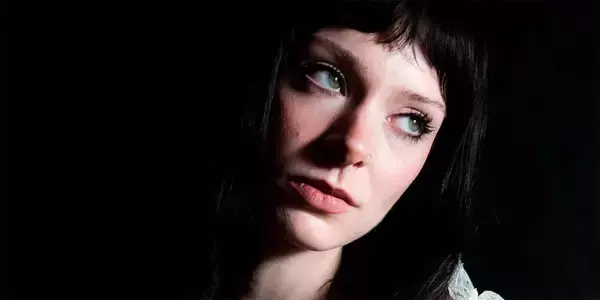 ホリー・ハンバーストーン『Cruel World』みずから楽曲解説　テイラーやオリヴィアも魅了したUKシンガーソングライターの新章