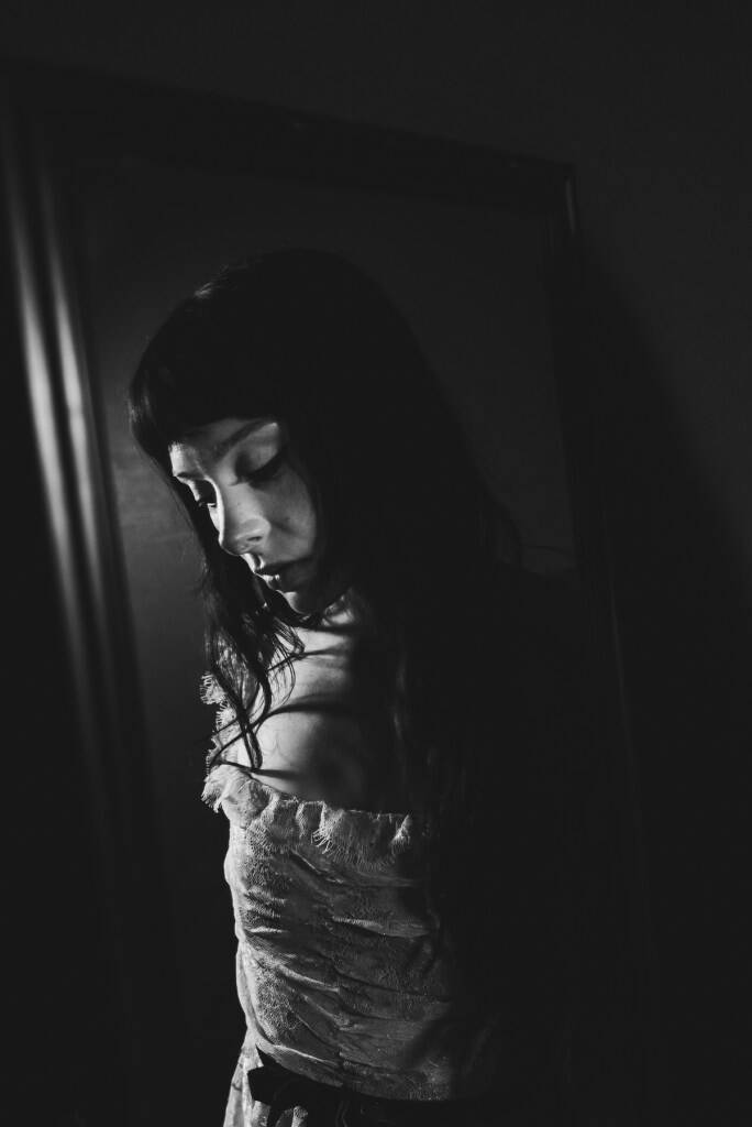 ホリー・ハンバーストーン『Cruel World』みずから楽曲解説　テイラーやオリヴィアも魅了したUKシンガーソングライターの新章