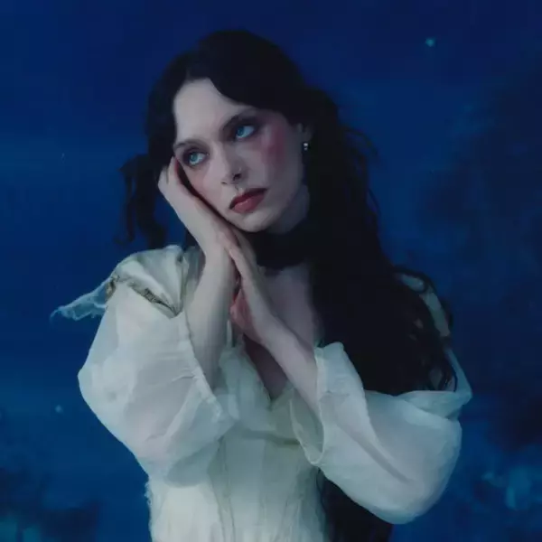 「ホリー・ハンバーストーン『Cruel World』みずから楽曲解説　テイラーやオリヴィアも魅了したUKシンガーソングライターの新章」の画像