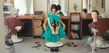 アユニ・Dが新曲MVで決意のおかっぱへ、髪の毛を自分で20cm以上カット