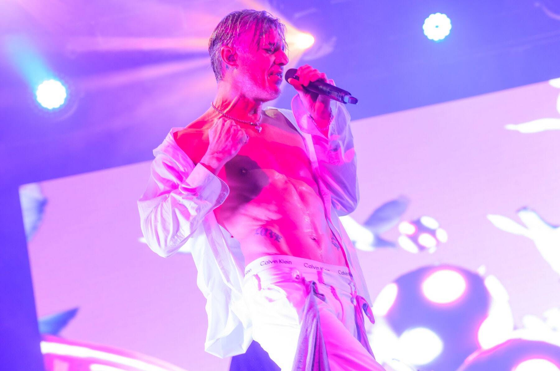 Confidence Manが語る自由と混沌のダンスポップ、フジロックで惚れ込んだ日本、坂本龍一への敬愛