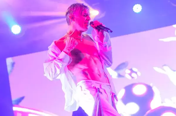 「Confidence Manが語る自由と混沌のダンスポップ、フジロックで惚れ込んだ日本、坂本龍一への敬愛」の画像