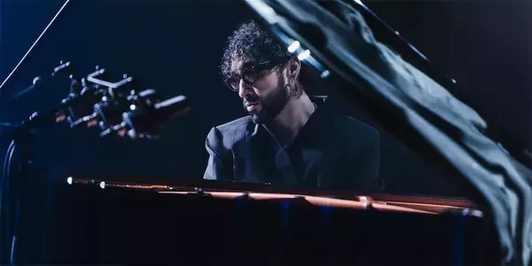 「ピアノは差別をしない」8万人公演を控えるクラシックの逸材、ソフィアン・パマールが語る越境的な創作論【Sofiane Pamart】