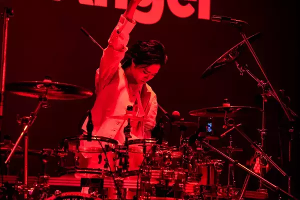 「TETSUYA、祝福とサプライズに包まれた誕生日ライブ、Like-an-Angelの熱気溢れる夜」の画像