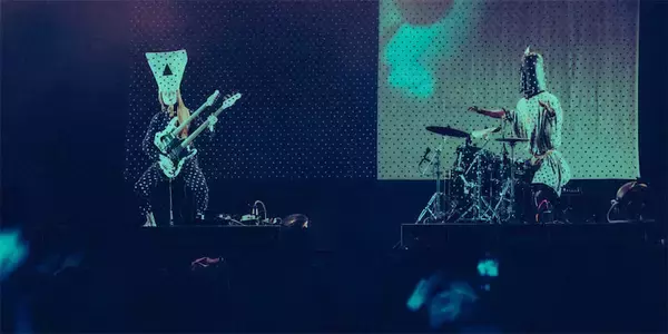 Angine de Poitrine、フジロックの新たな伝説に──ドット柄の宇宙人、異次元マスロックで巻き起こした狂喜の宴