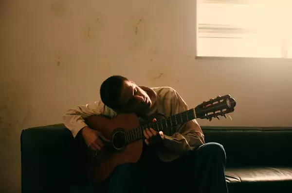 「現代ブラジル音楽の代弁者・フーベルが語る円環のようなキャリア、ジョアン・ジルベルトへの憧憬、そして美しき最新作」の画像