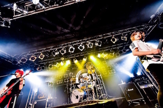 ロック・ベーシストIKUOが東名阪でソロ・ワンマンを開催。ギターLeda、ドラムKenTとの超絶テクニックの競演！