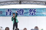 「新浜レオン、学園祭LIVEでコラボぬいぐるみにはしゃぐ！ 「可愛いですよね？ 僕に似ていますか？」」の画像1