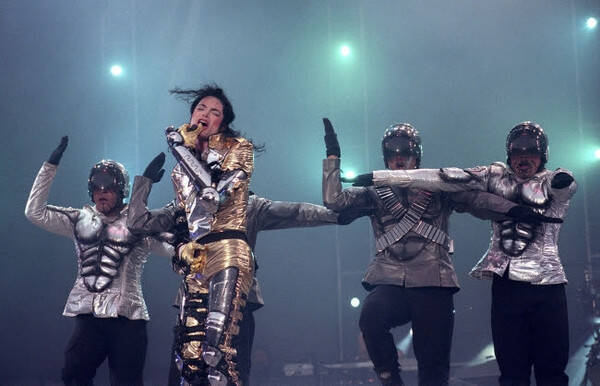 「MJ」～ステージ・オブ・マイケル・ジャクソン～FUJIFILM SQUARE企画展開催！