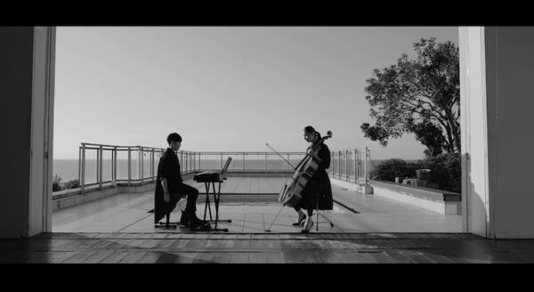 アブストラクト・ポップの襲来！ チェロとピアノの女性デュオ"Retrospective"が新作ミュージックビデオを公開！