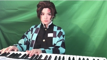 セクシーすぎるピアニスト・高木里代子、人生初の男装で「竈門炭治郎のうた」ピアノカバーを公開！