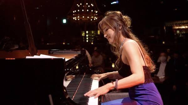 セクシーすぎるピアニスト高木里代子 格式あるジャズクラブ満席で追加公演決定 21年3月3日 エキサイトニュース セクシーすぎるピアニスト高木里代子 格式あるジャズクラブ満席で追加公演決定 21年3月3日 エキサイトニュース