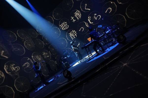 amazarashi 10th anniversary live『APOLOGIES 雨天決行』を開催！ 4面のスクリーンに彩られた映像と共に大盛況のなか圧巻のパファーマンス！