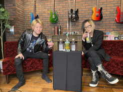松隈ケンタ、自身のYouTube番組にHISASHI（GLAY）を迎えていいちこを飲みながらギター談義炸裂！