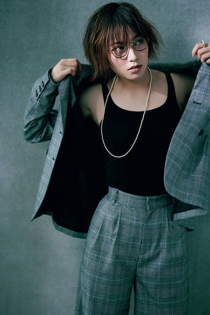 人気お天気キャスター 阿部華也子が ファッション誌でハンサム大変身 人生初のオールバックも 21年9月23日 エキサイトニュース