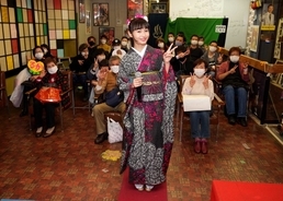 グラビアもできる演歌歌手・望月琉叶が浅草ヨーロー堂で初めての有観客キャンペーン！