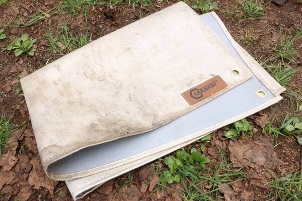 持ち運び便利な 焚き火シート がキャンプ場で大活躍 後片付けも楽チンになった理由はね マイ定番スタイル 21年5月15日 エキサイトニュース