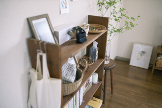 カーテンに収納、足りないものは自作する。古家具と古道具に囲まれた48㎡の“手作り”ふたり暮らし（東京）｜みんなの部屋