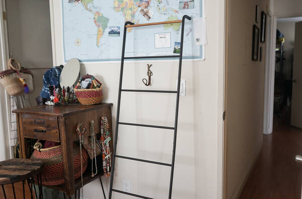 山崎実業のラダー型ラックは狭い部屋の味方 省スペースで多くの服が収納できるよ マイ収納スタイル 21年10月4日 エキサイトニュース