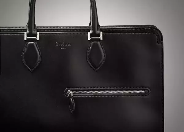 FOCUS ON 今月注目したいモノ・コト！これみよがしな自己主張なしで、魅力が際立つ〈ベルルッティ〉の大人顔ブリーフケース!