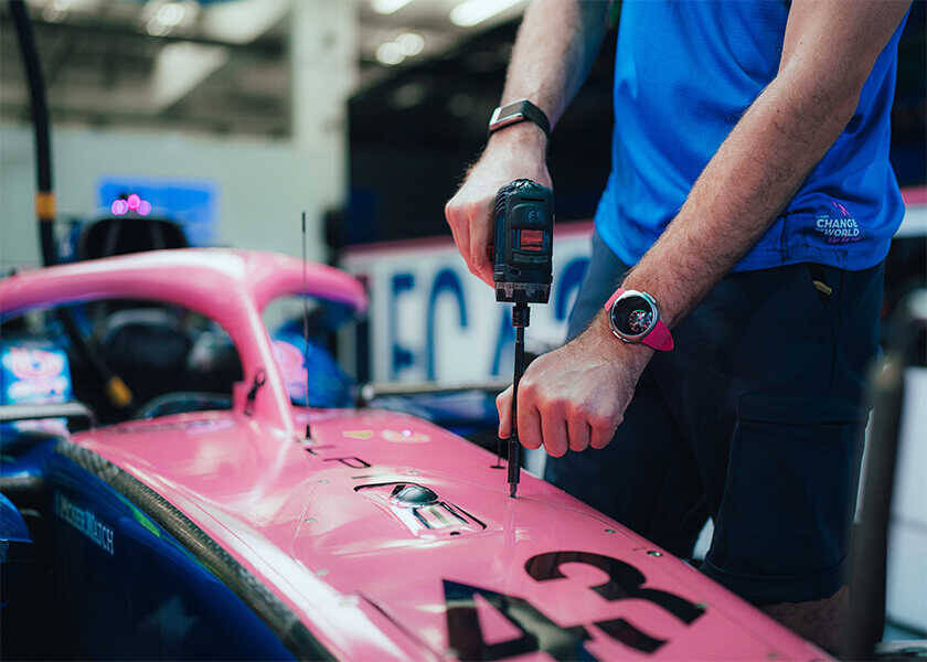 限定50セットの魅力とは？F1レースの世界を宿した、〈H.モーザー〉のピンクに魅せられるタイムピース！