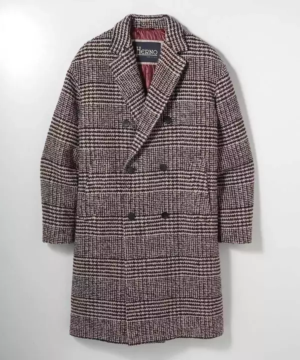 大人の貫禄とは裏腹に、ふわ軽な〈ヘルノ〉のコート！