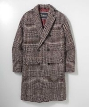 大人の貫禄とは裏腹に、ふわ軽な〈ヘルノ〉のコート！