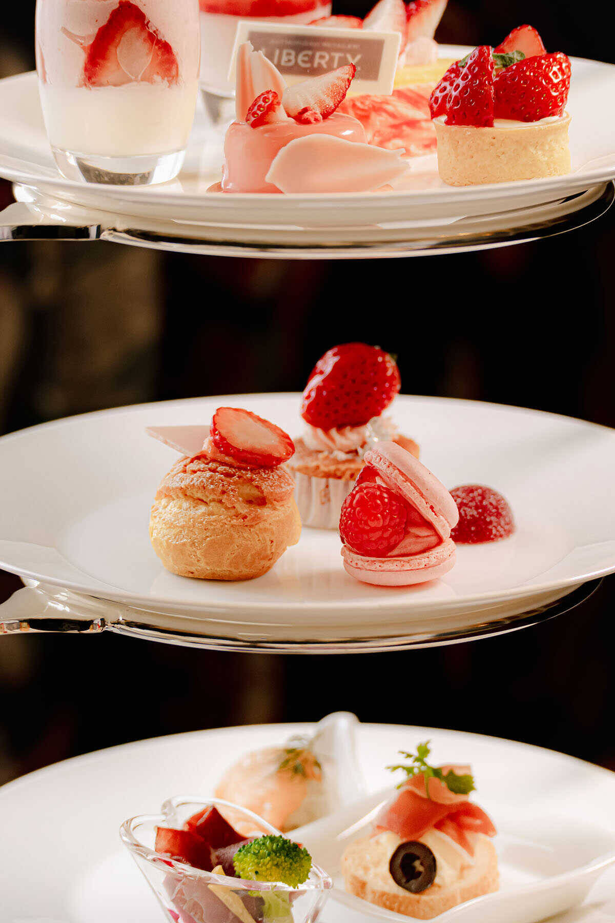 宿泊しながらゆったり優雅なひととき人気のアフタヌーンティーは特別感のある〈リバティ〉ルームで！