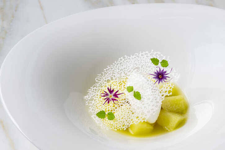 はまだふくこの発見！ 料理とお酒のベストマッチング！舞台やアートな空間が好きな彼女なら、きっと喜ぶフレンチコース！