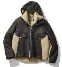 アラフォーの体型にフィットするアウターとは？　強くて優しい短丈ブラウンで、すっきりシルエットを狙う！