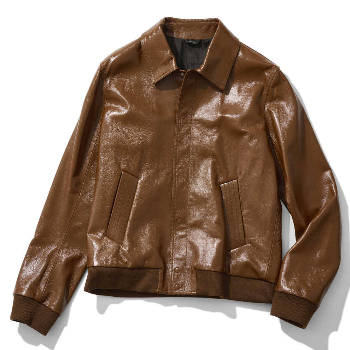 アラフォーの体型にフィットするアウターとは？　強くて優しい短丈ブラウンで、すっきりシルエットを狙う！